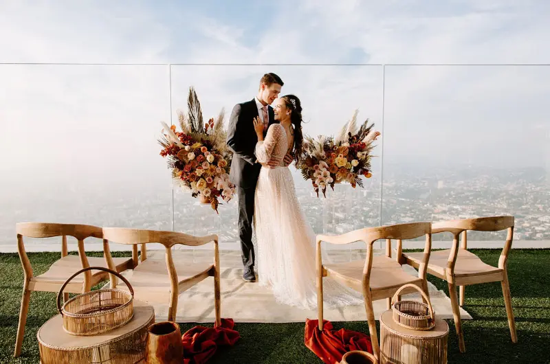 noivos felizes em casamento civil com decoração simples