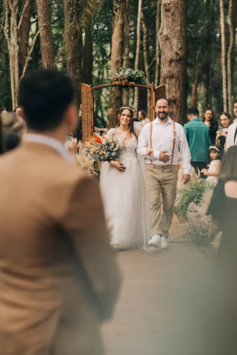 entrada da noiva em casamento no campo
