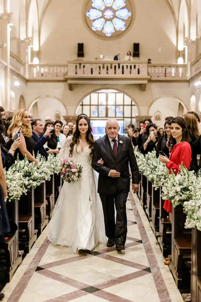 entrada da noiva na igreja ao lado do pai