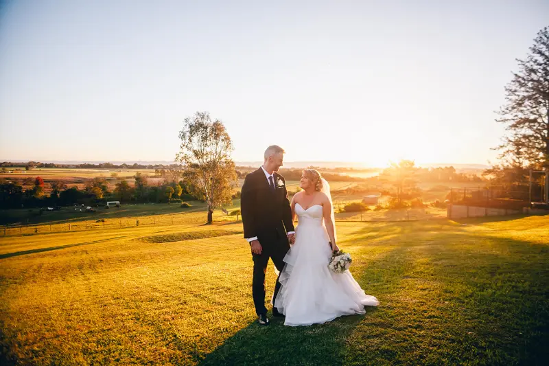 foto dos noivos ao por do sol