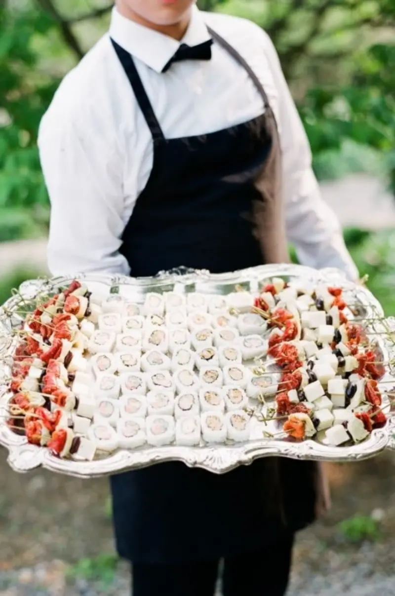 gar&ccedil;om servindo comida japonesa no casamento