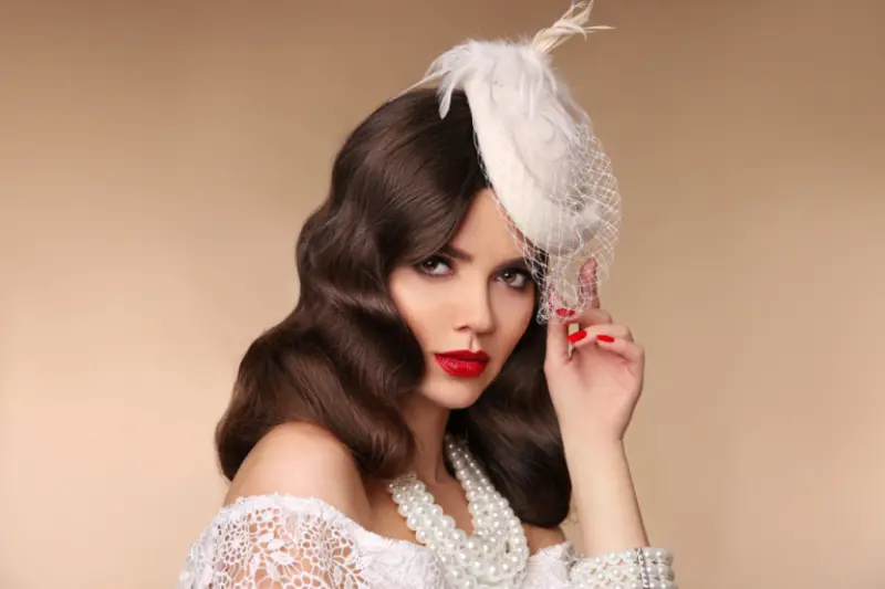 modelo com grinalda casquete