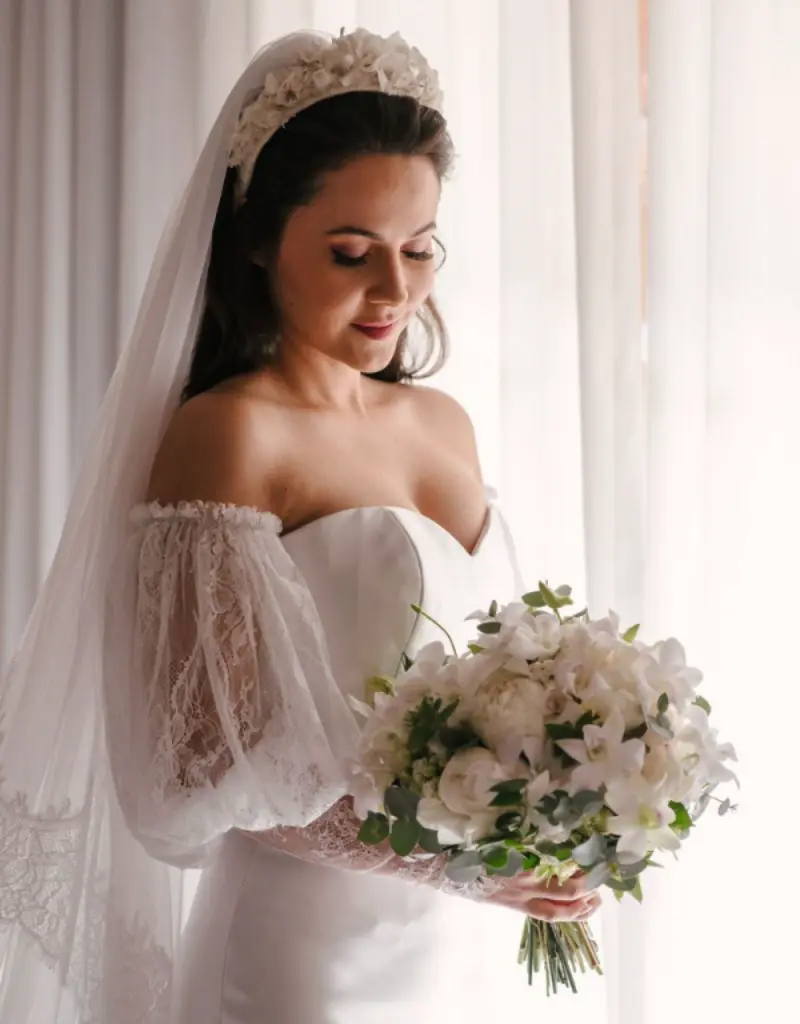  noiva usando coroa com véu longo