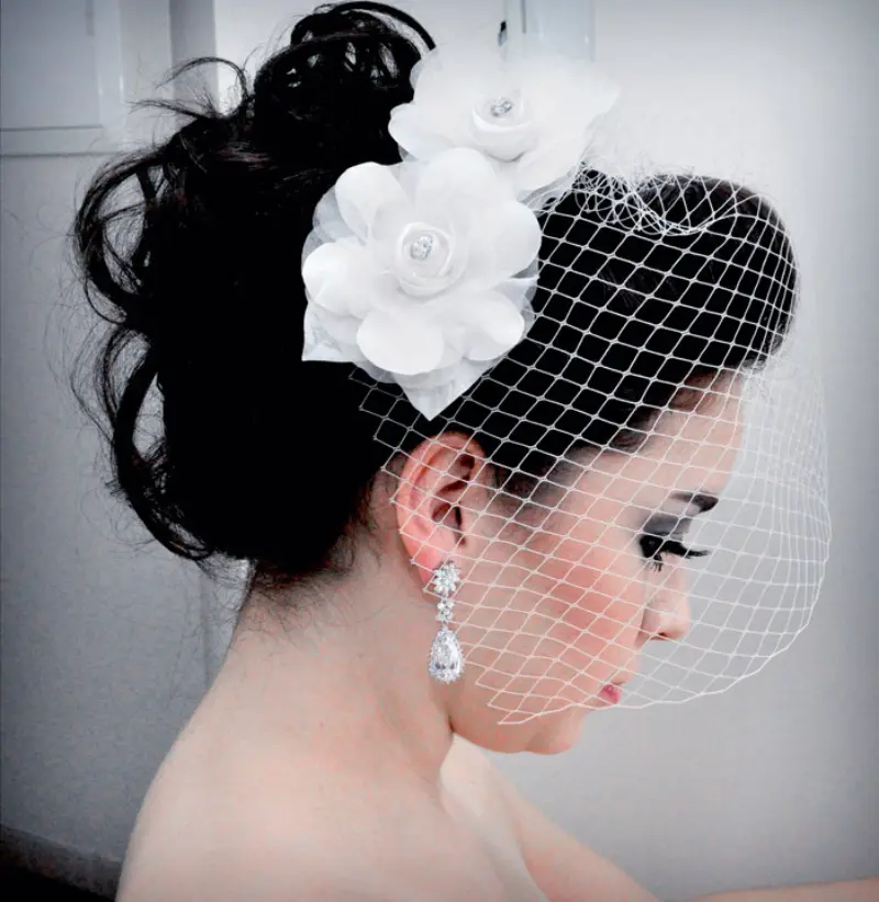 noiva olhando para baixo usando grinalda voilette