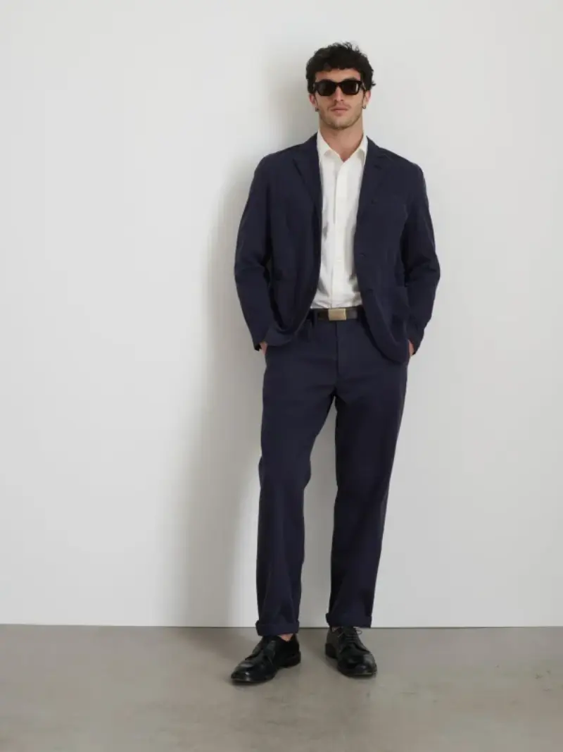 homem de terno preto com óculos escuro