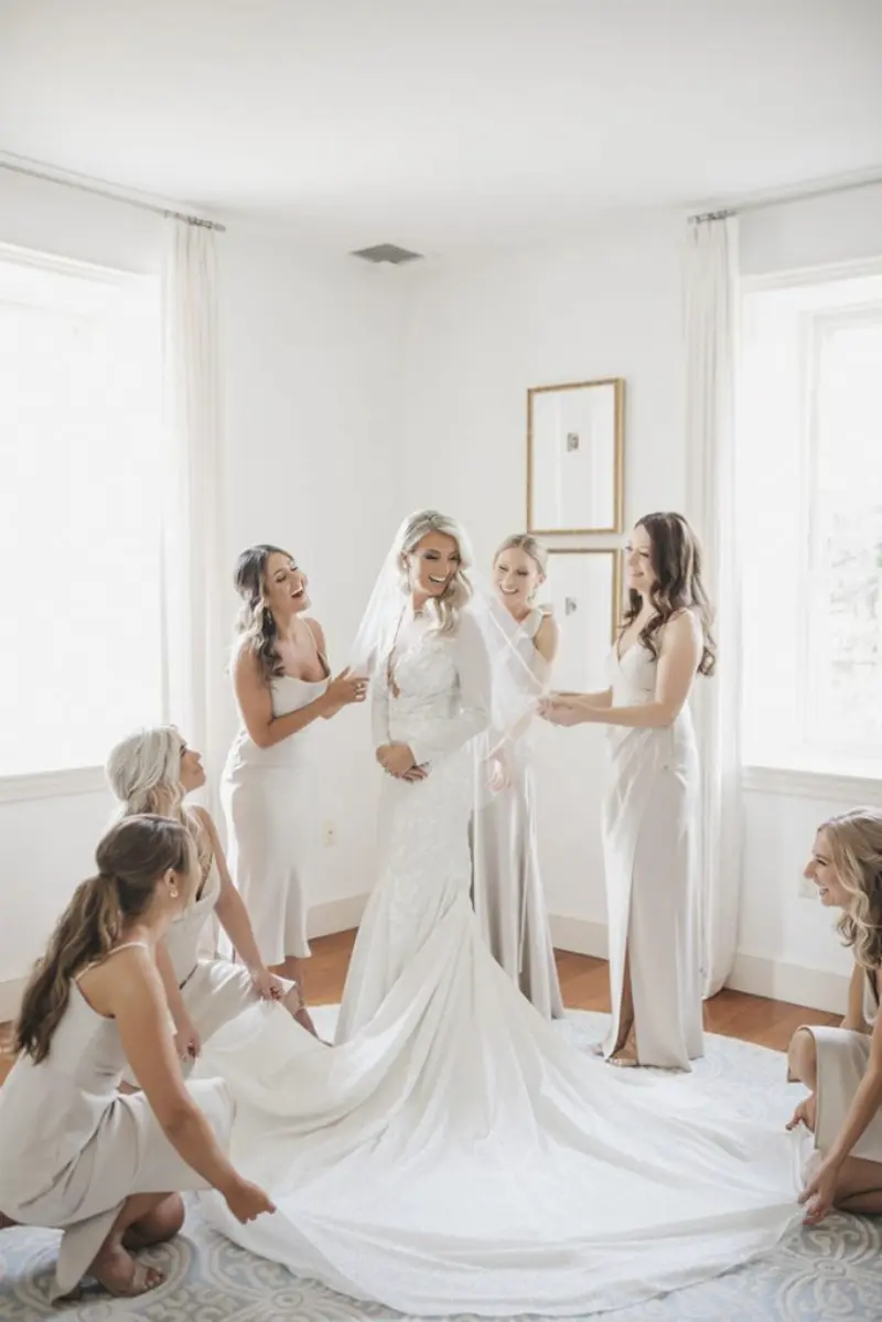 making of da noiva com madrinhas arrumando o vestido