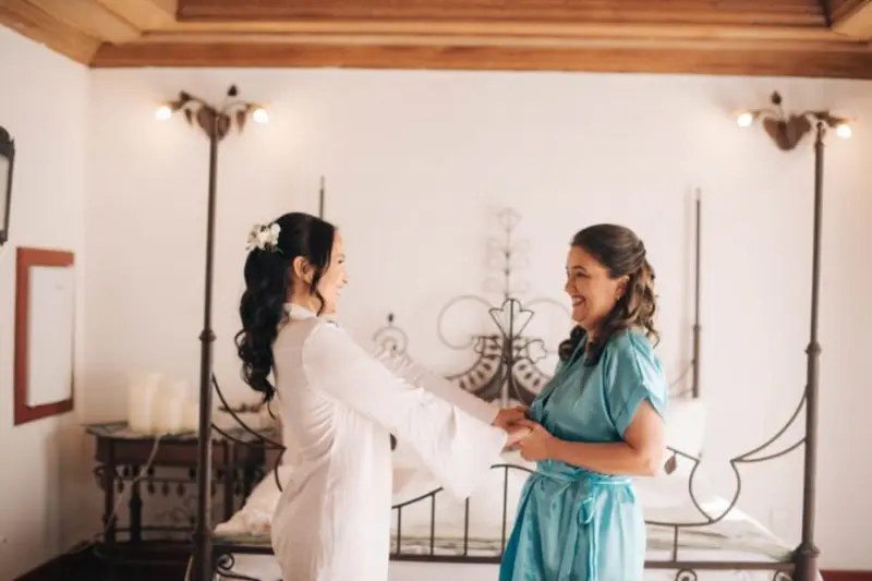 making of noiva e m&atilde;e em quarto