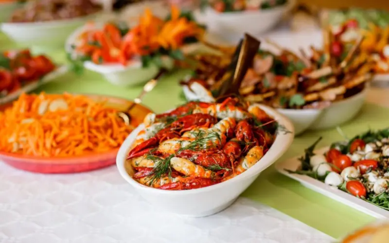 mesa com comidinhas para buffet de casamento