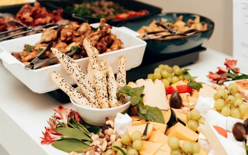 mesa de buffet para casamento com pesticos e t&aacute;bua de frios