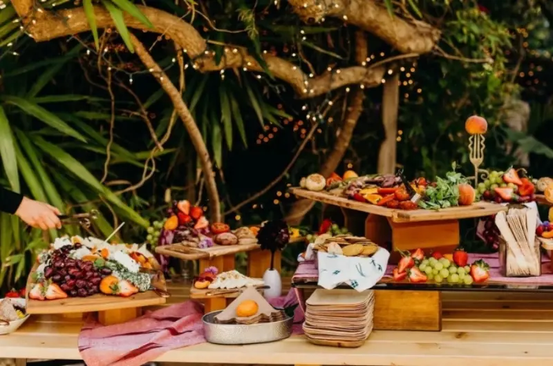 mesa de frutas posta no buffet do casamento