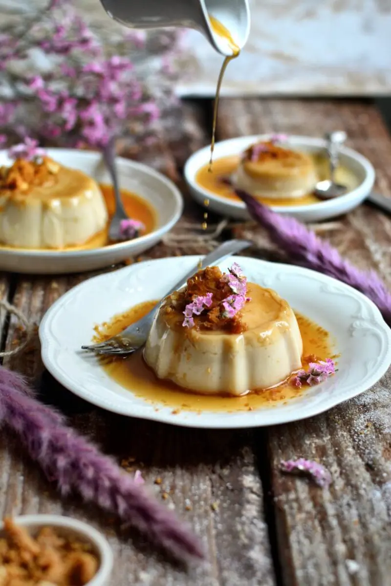 mini pudim em prato com calda