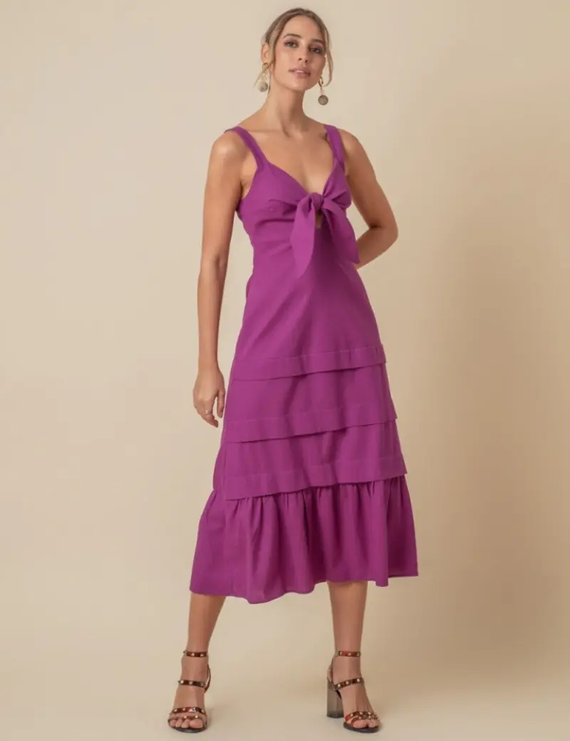 modelo com vestido esporte fino rosa com leve franzidos na barra