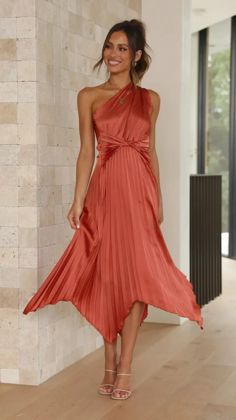 modelo com vestido midi rosé