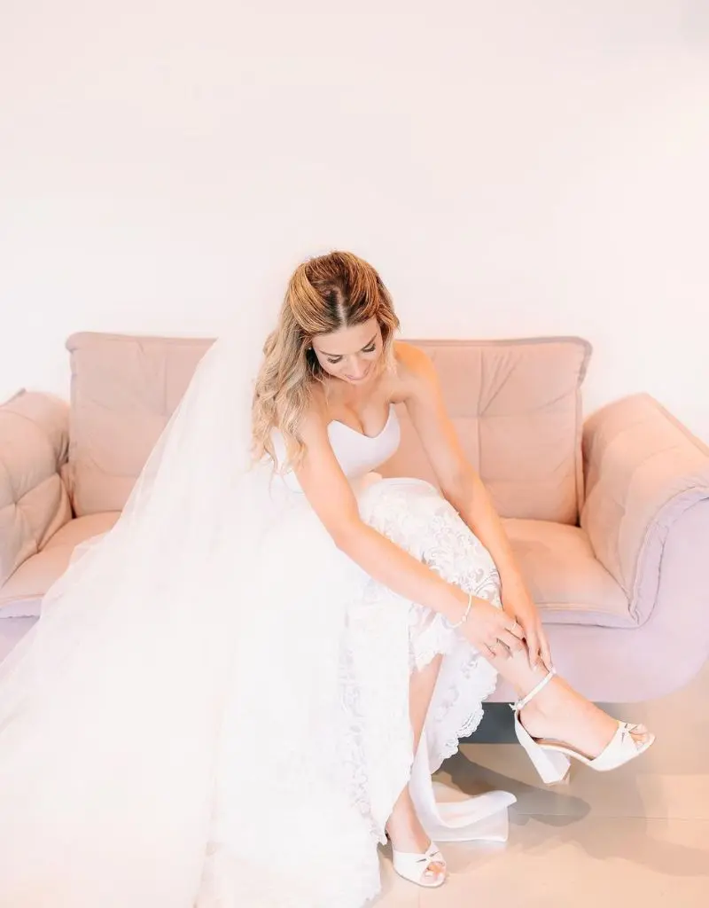 noiva colocando sapato da Durval Calçados