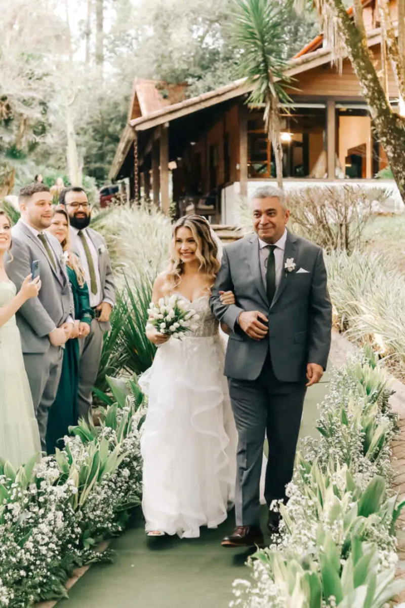 noiva com pai em casamento na fazenda