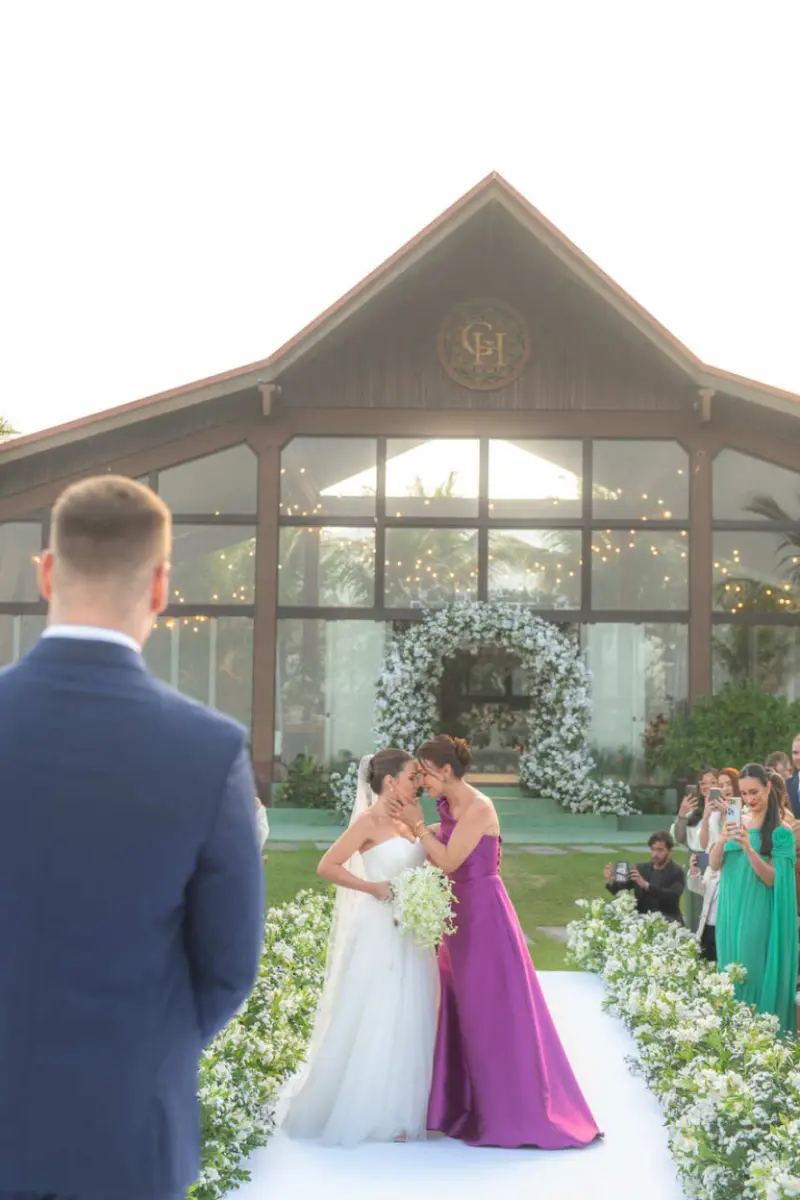 noiva entrando com a mãe