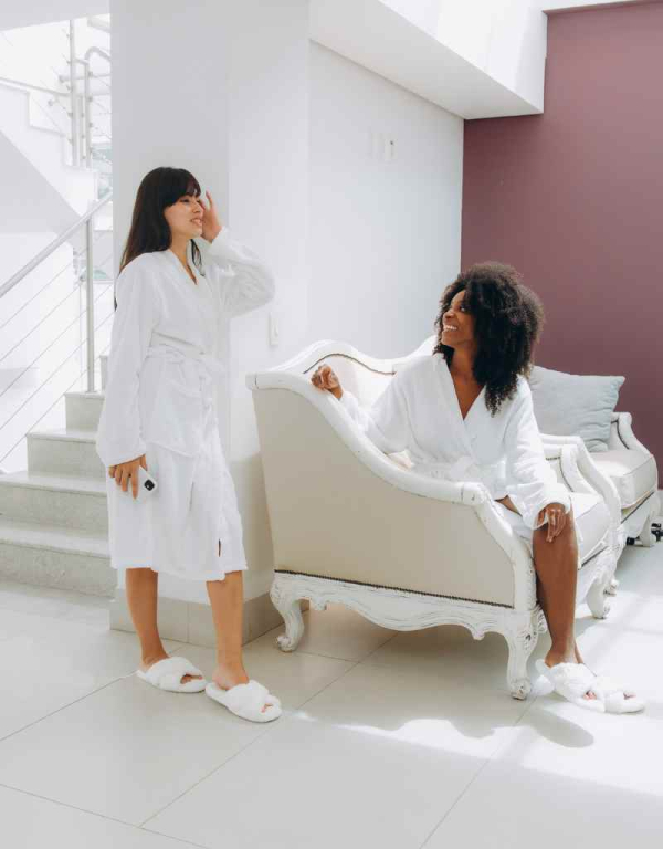 capa post: noivas conversando no sofá do Espaço Be