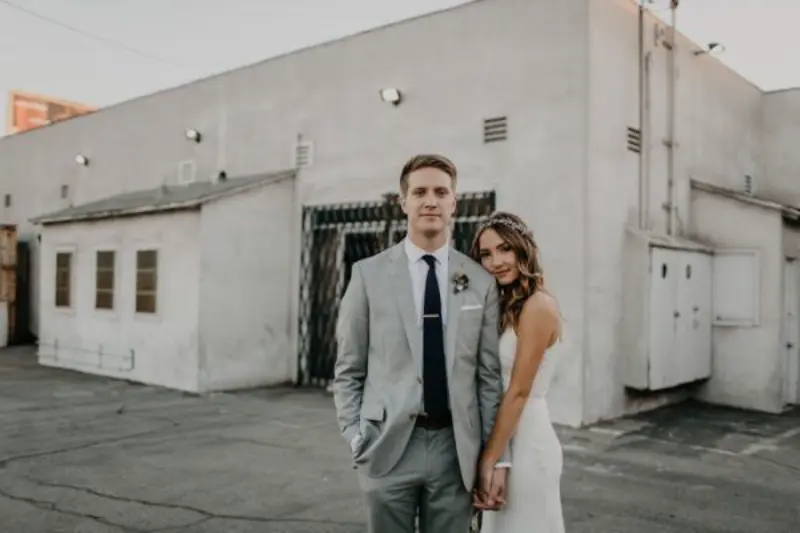 noivos abra&ccedil;ados em casamento na cidade