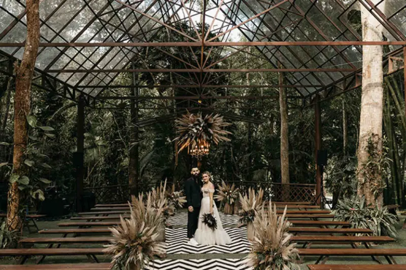 noivos em cerim&ocirc;nia de casamento no campo com decora&ccedil;&atilde;o de capim dos pampas