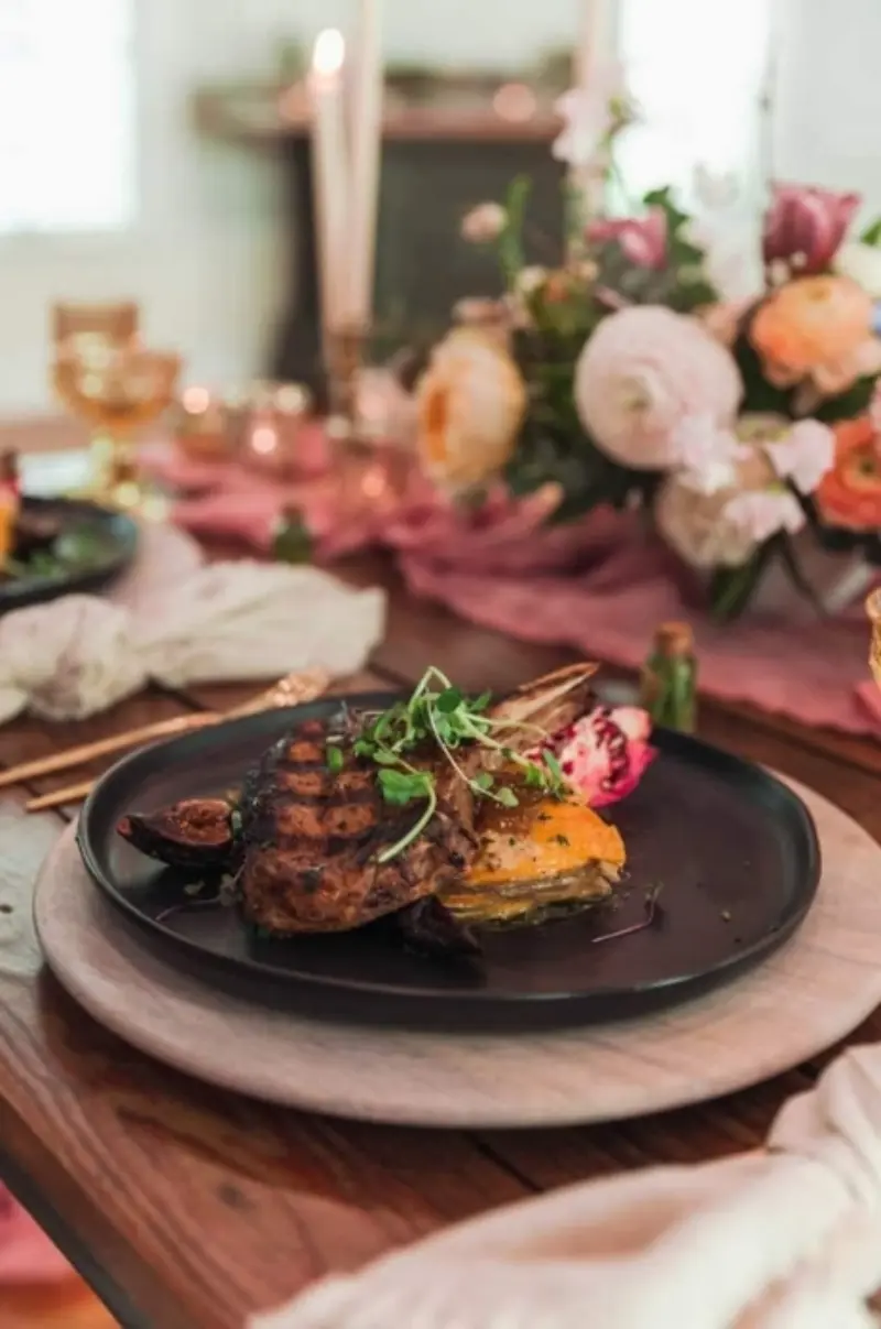 prato de carne pronto para servir em casamento