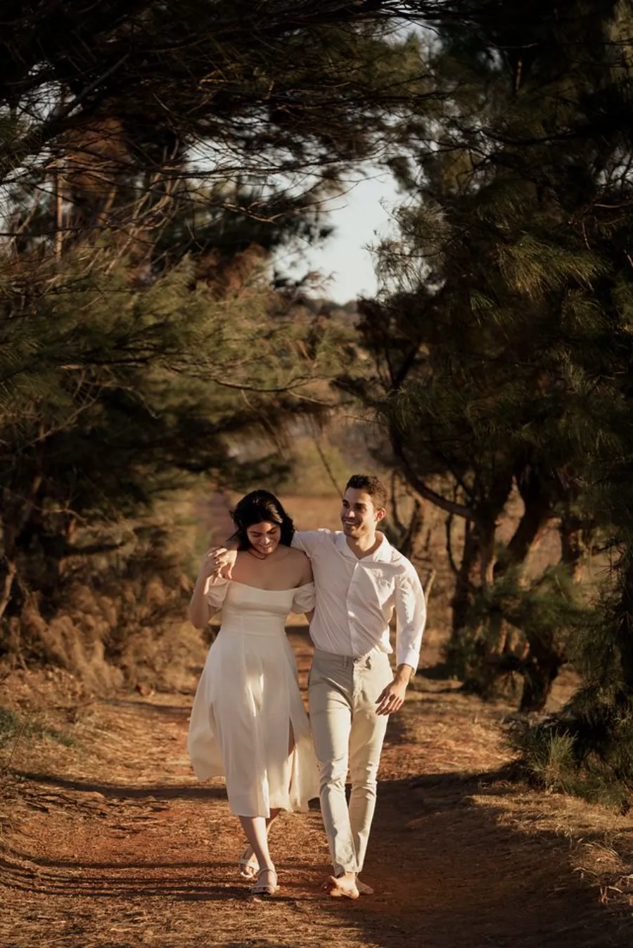 noivos em ensaio pre wedding no campo