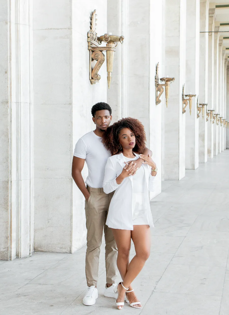 noivos abraçados no ensaio pre wedding