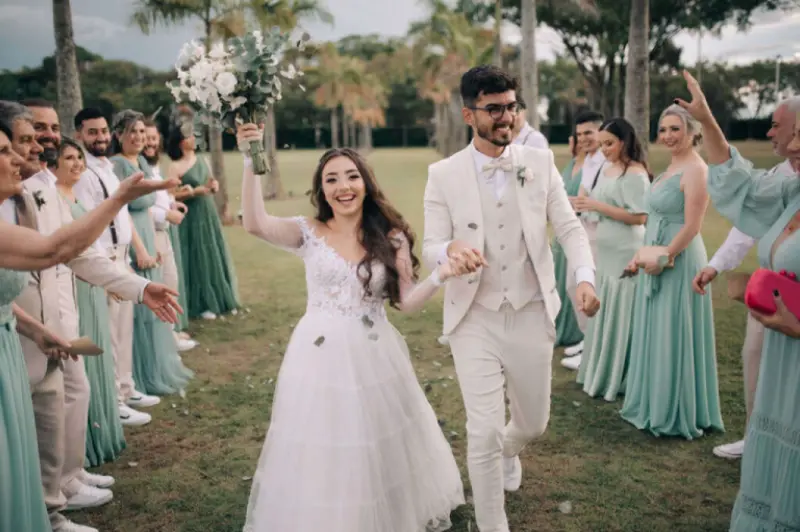 sa&iacute;da dos noivos em casamento ao ar livre