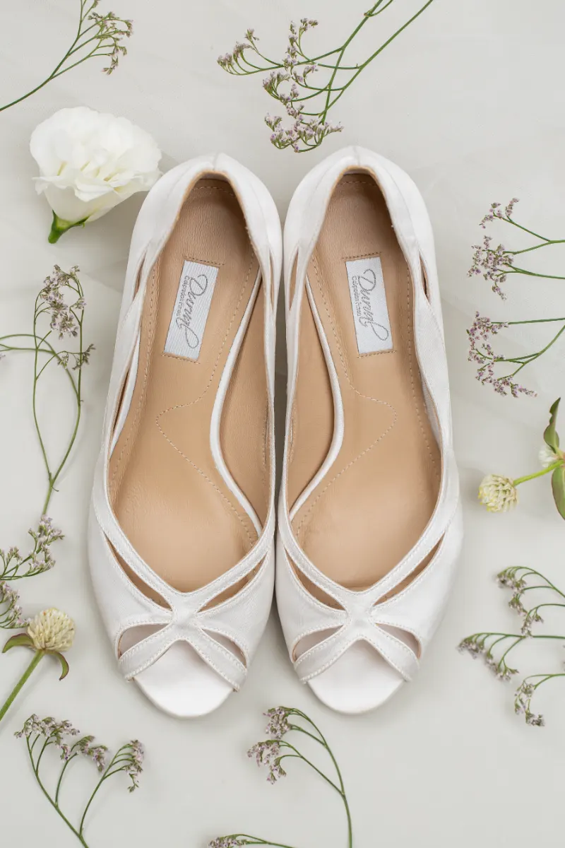 salto baixo com detalhes em renda