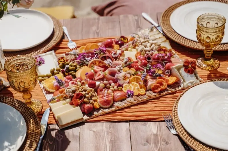 t&aacute;bua de frutas e queijos para servir no buffet no casamento