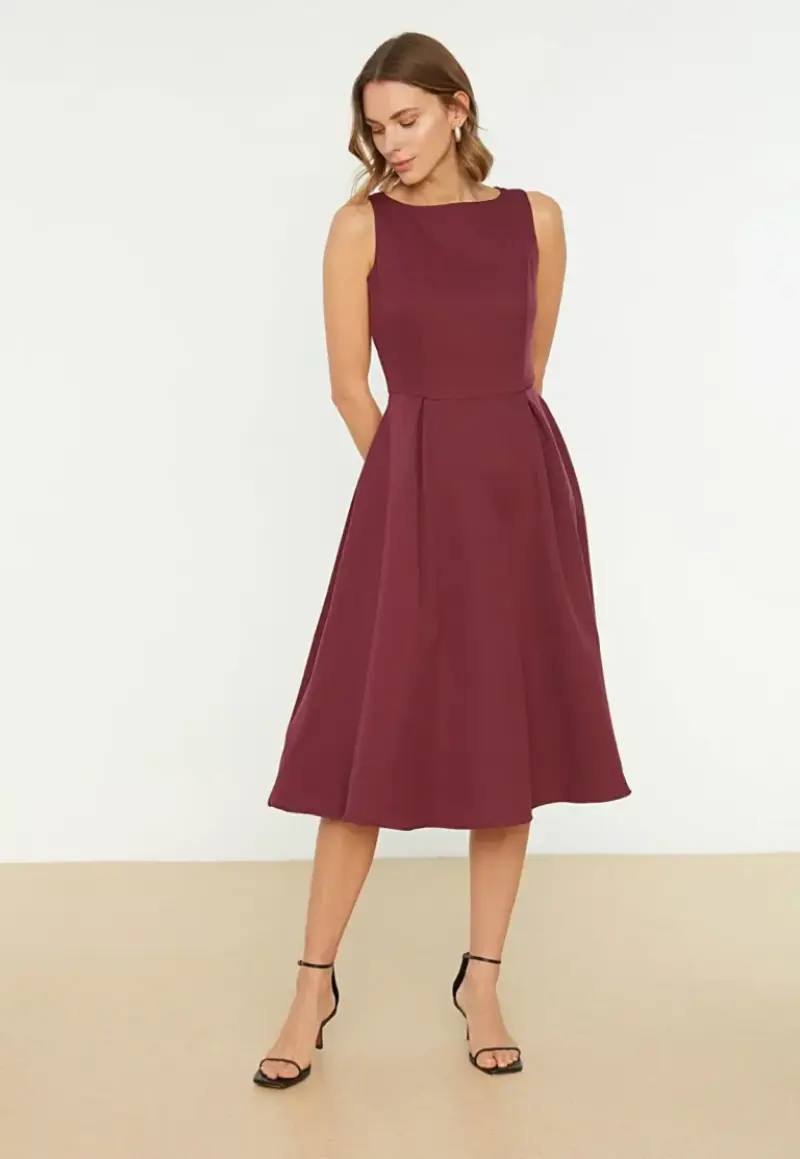 vestido acinturado bordô