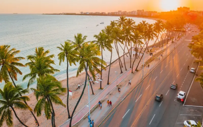 vista &aacute;rea de ruas e praia no por do sol