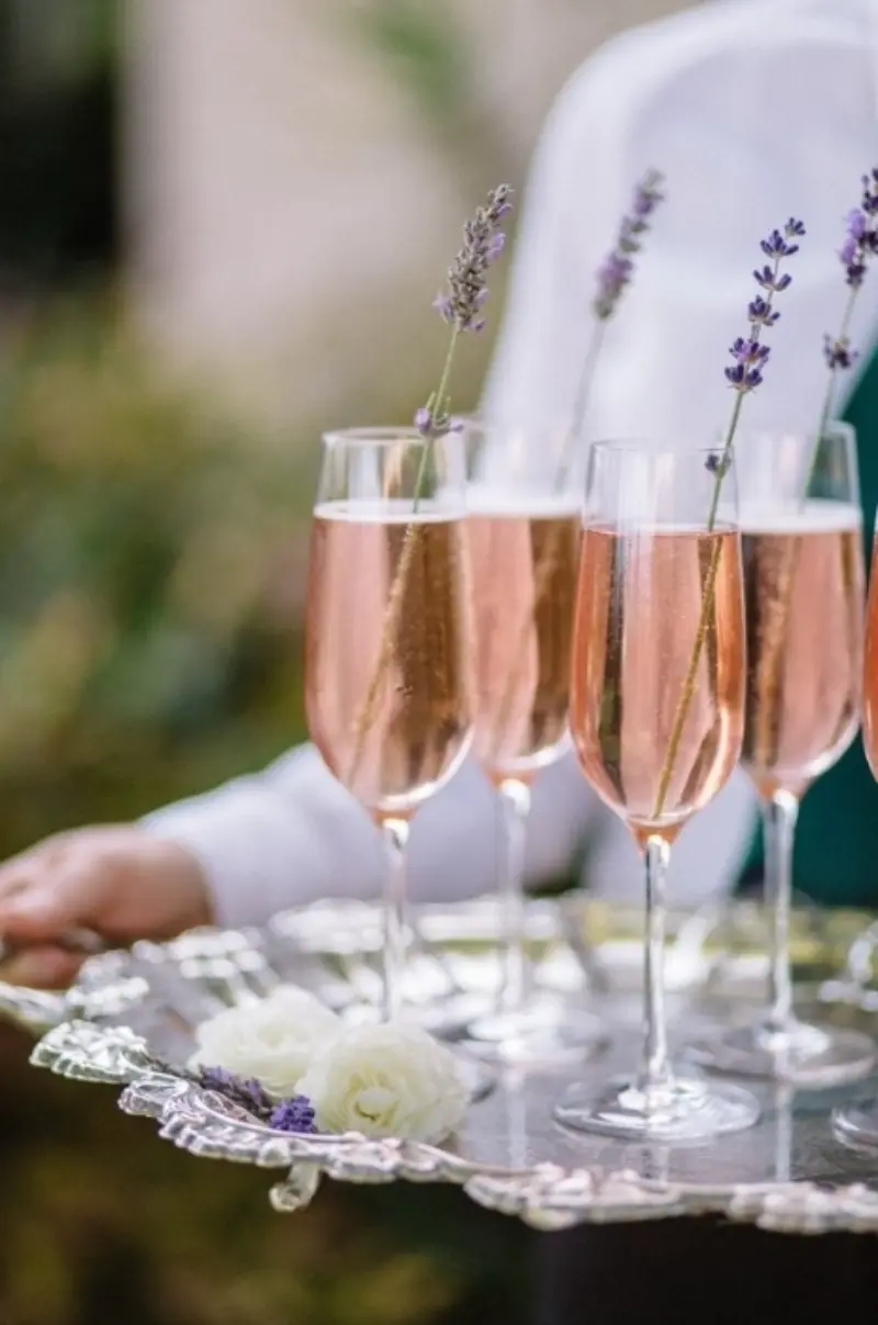 welcome drink em ta&ccedil;as vinho ros&eacute;