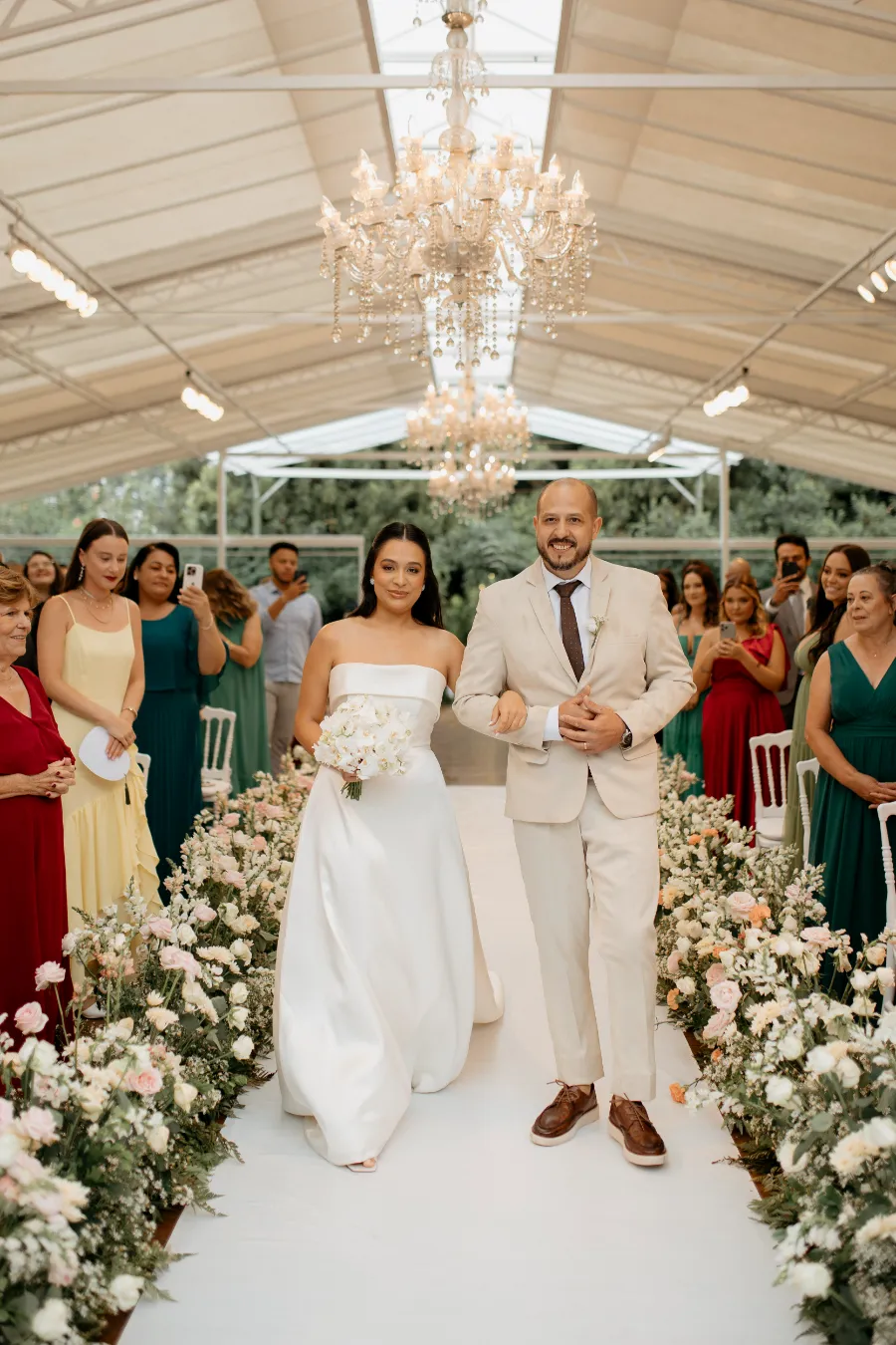 entrada da noiva com o pai com tenro bege claro