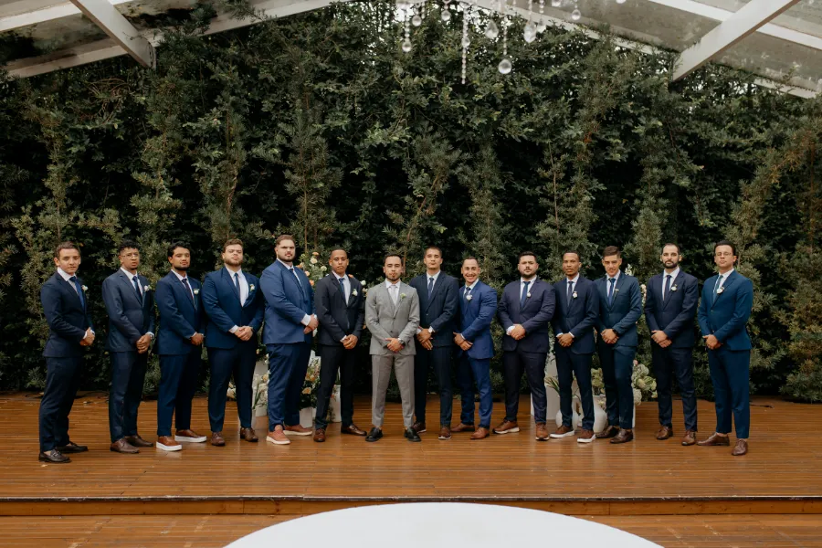 noivo e padrinhos de azul marinho