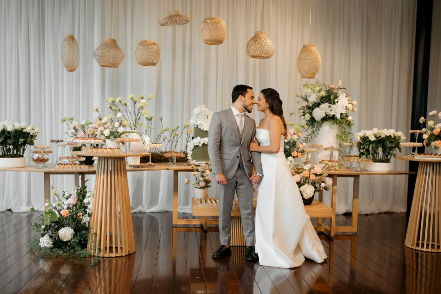 noivos na frente da mesa