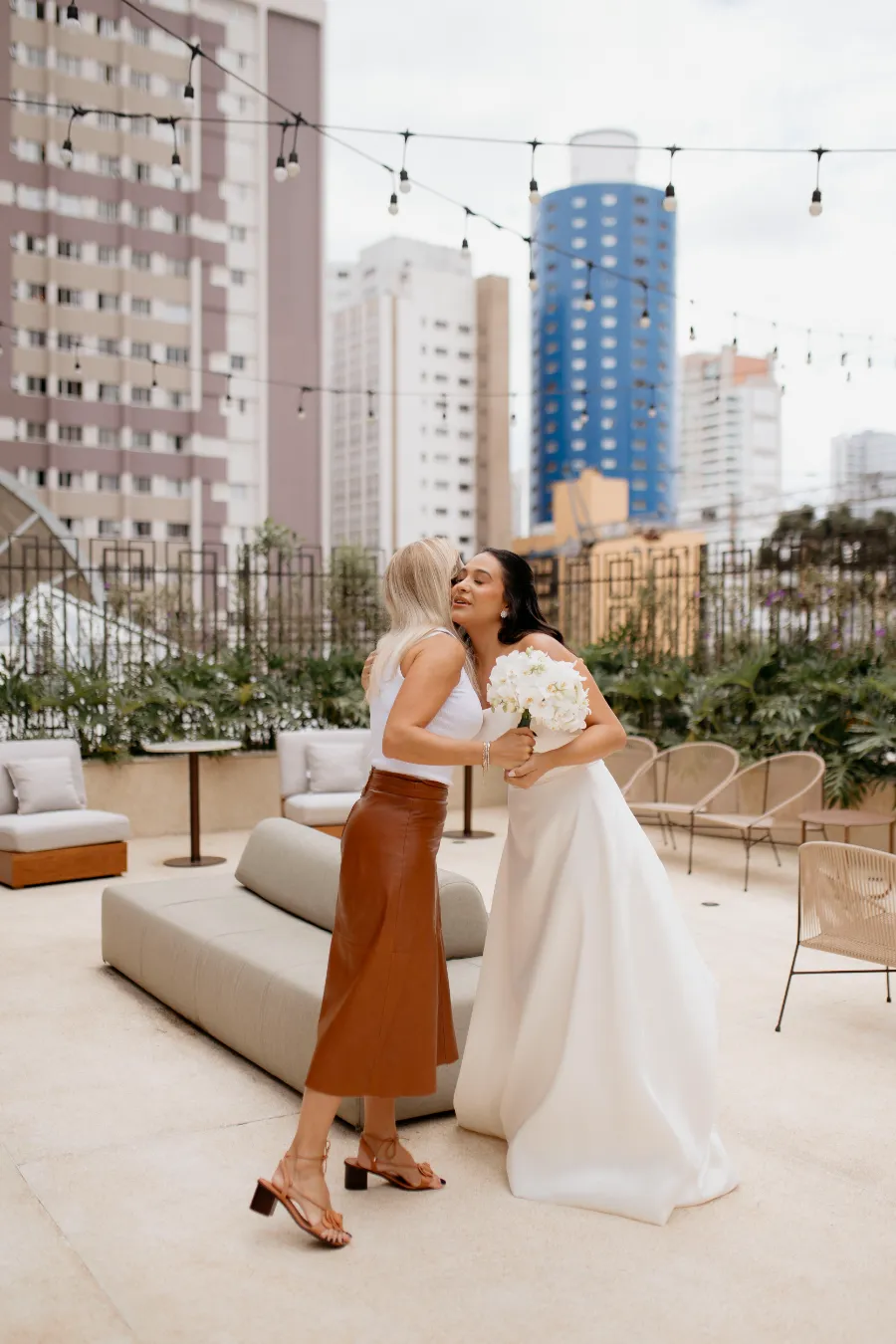 noiva recebendo buque