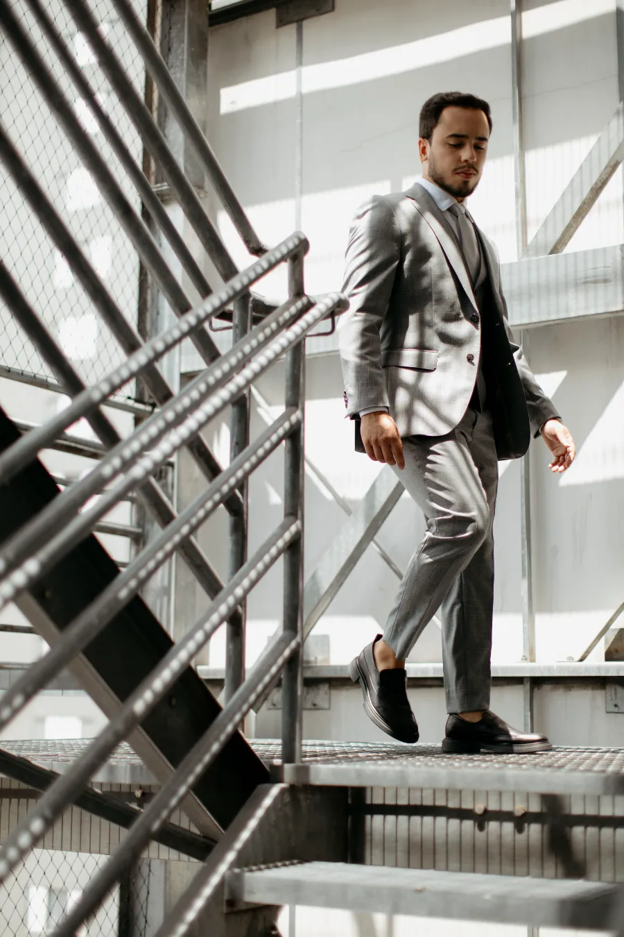 noivo com terno cinza