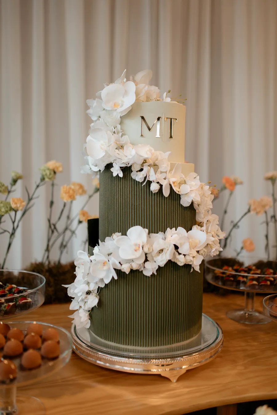 bolo de casamento de tres andares com flores brancas