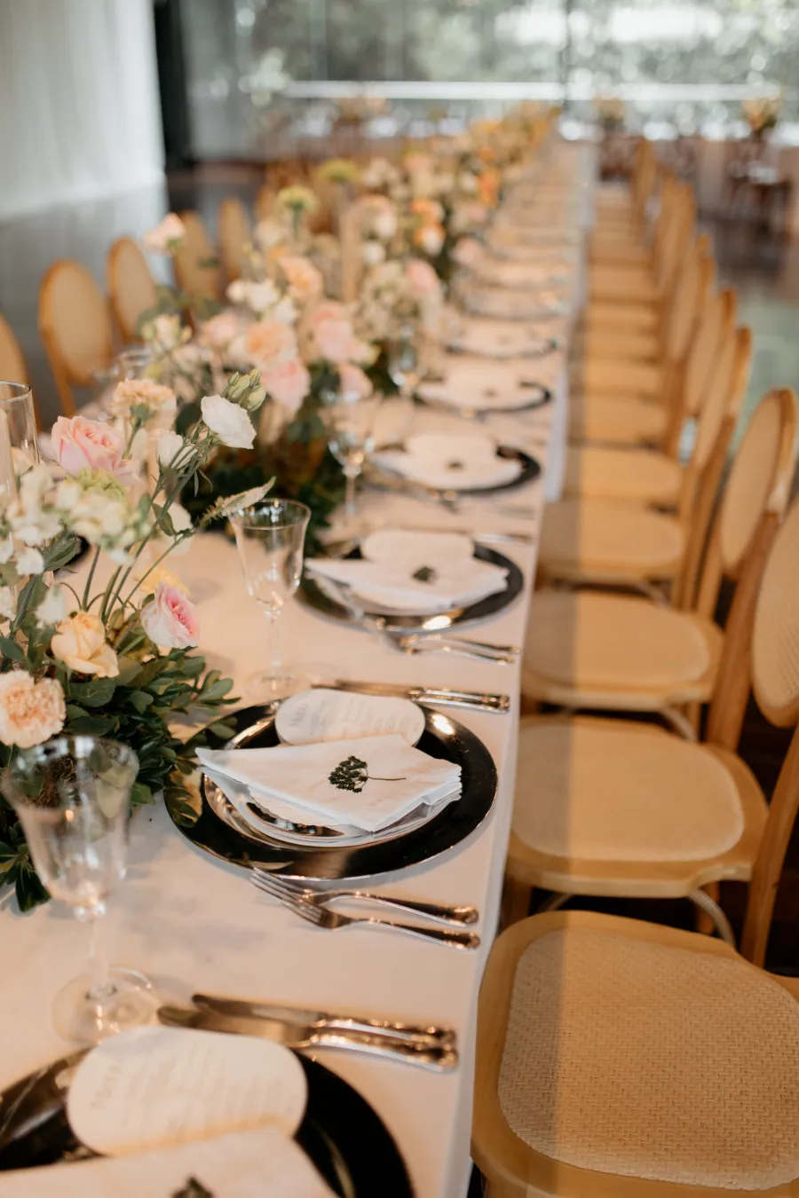 mesa posta com pratos prateados