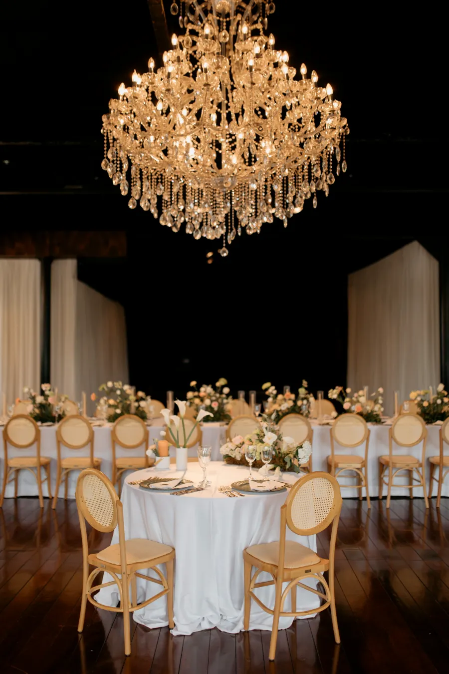 mesa dos noivos com lustre em cima