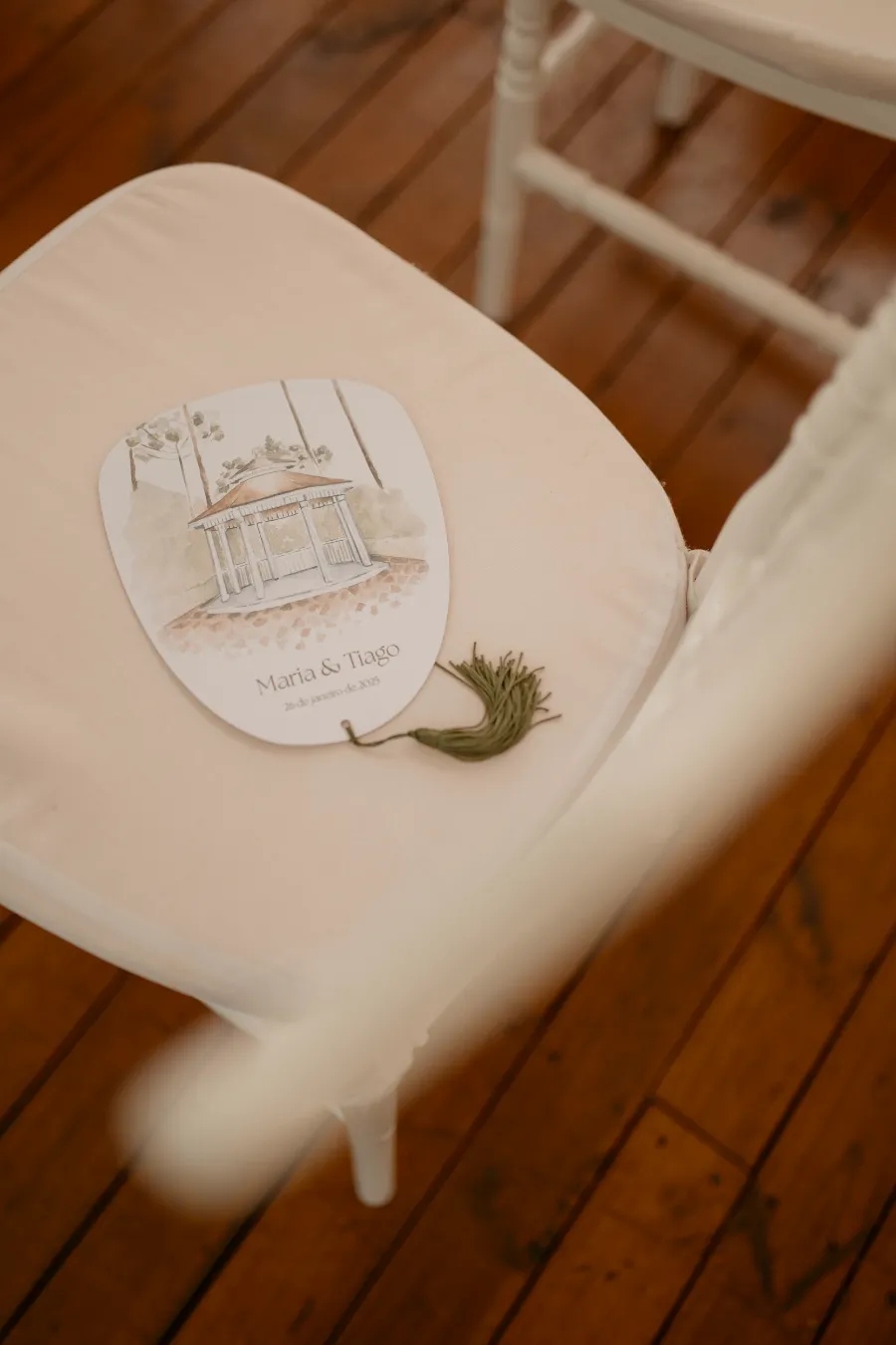 leque de papel decorado com aquarela