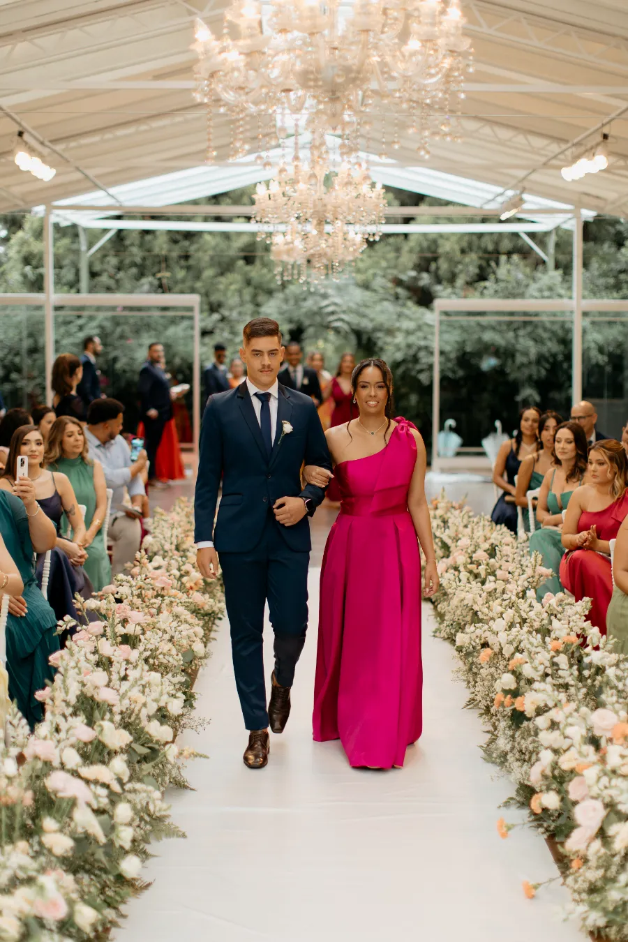 padrinho com terno azul e madrinha de vestido rosa fucsia