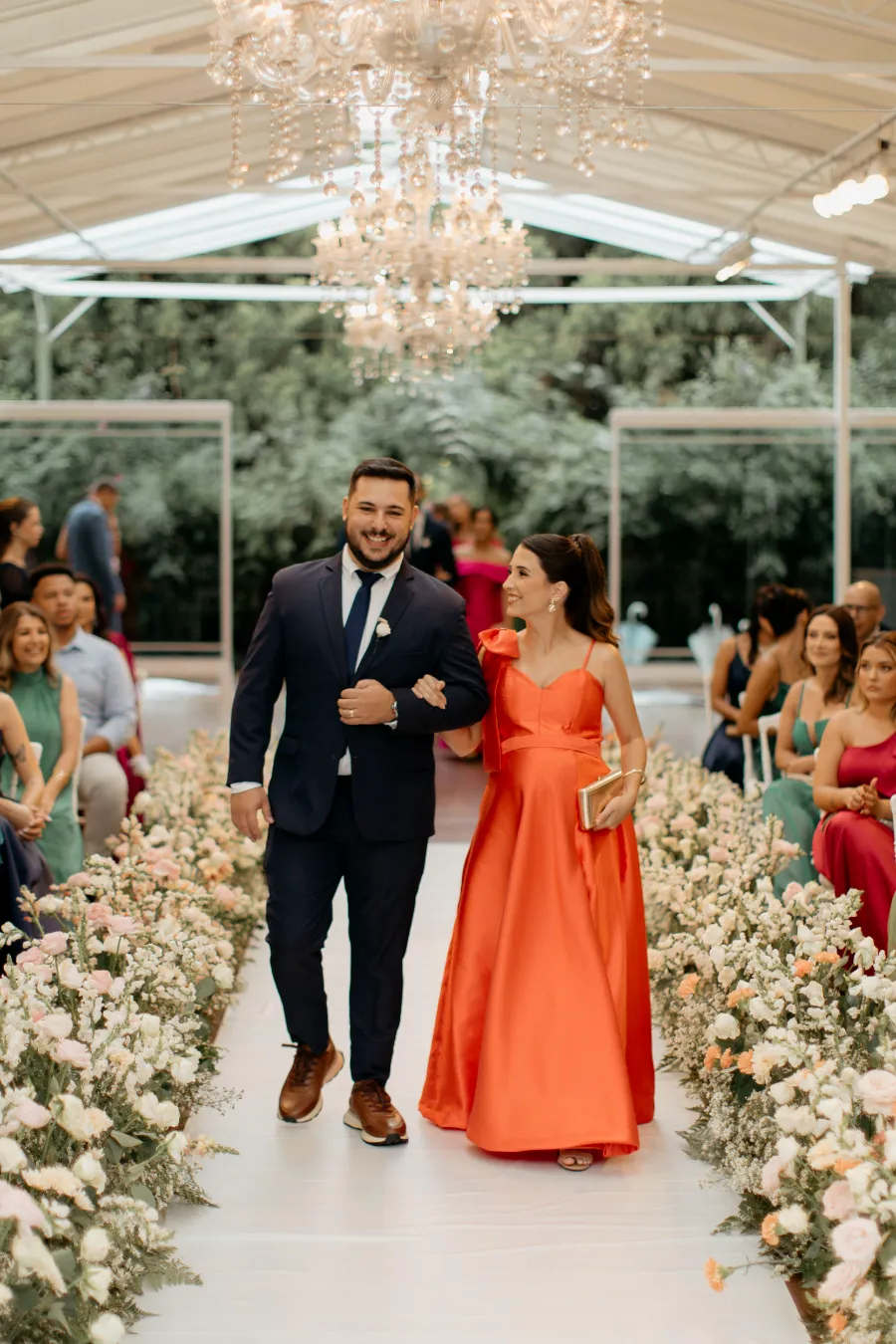padrinho com terno azul e madrinha de vestido laranja