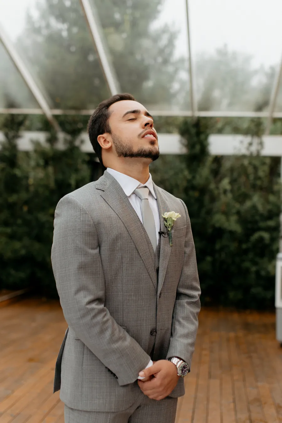 noivo com terno cinza