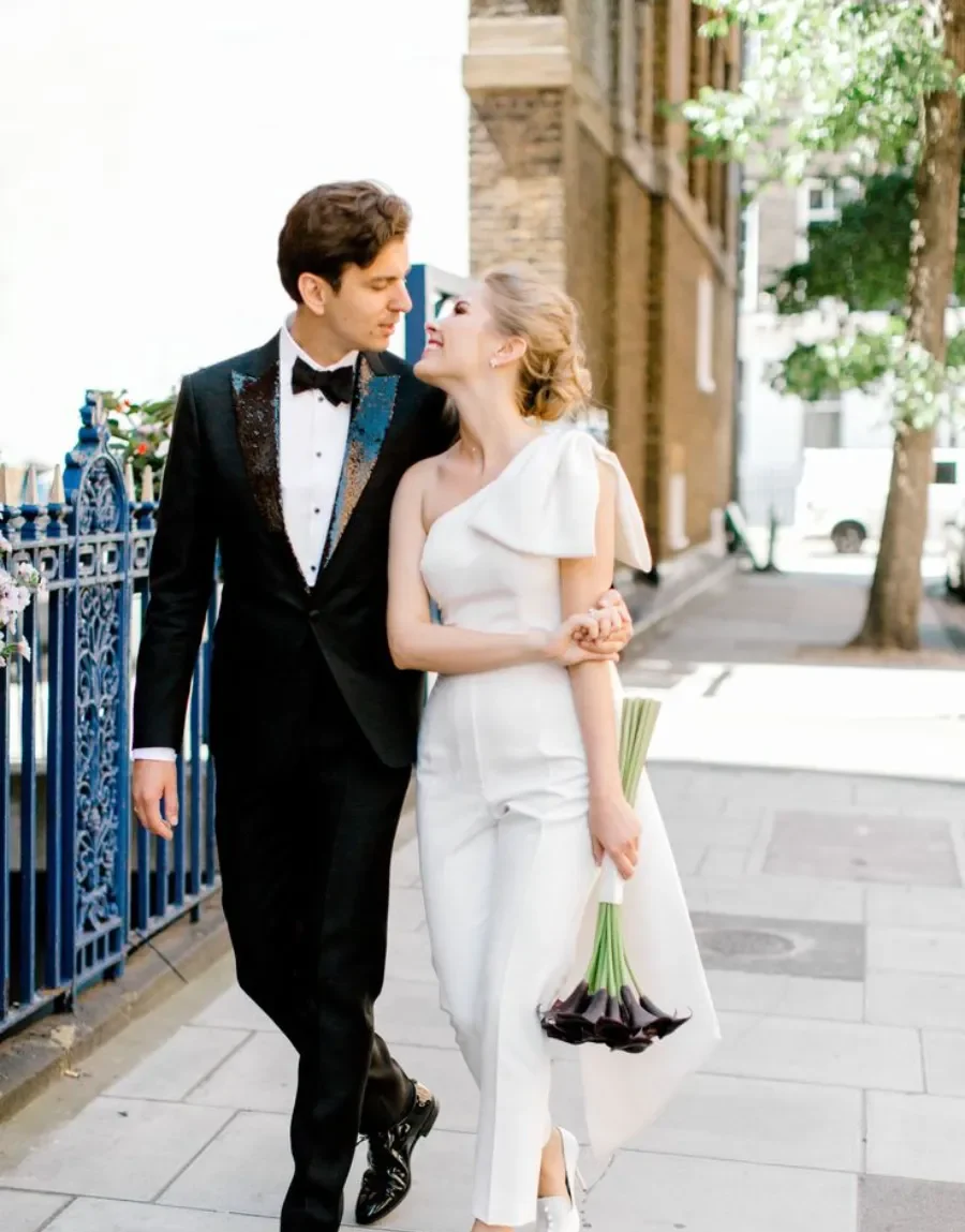 noivos abraçados na rua