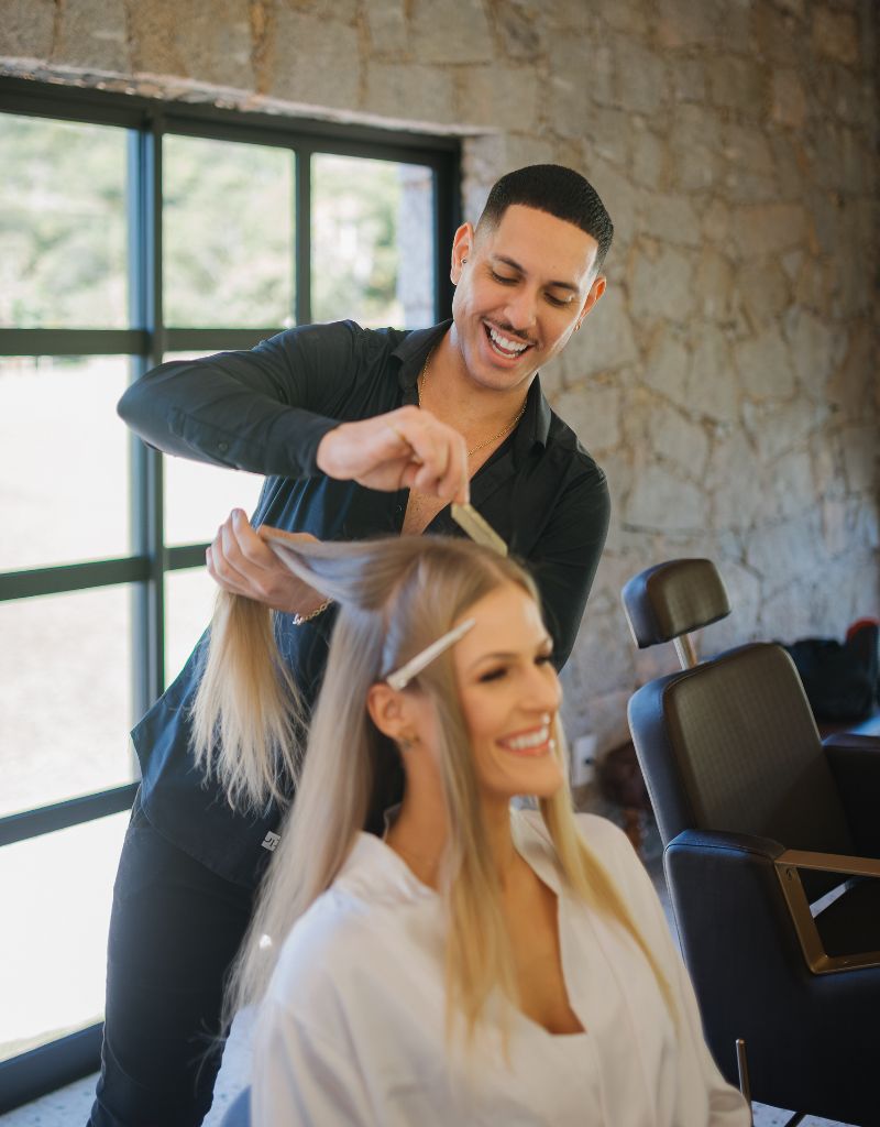 Danylo Monteiro fazendo o penteado da noiva