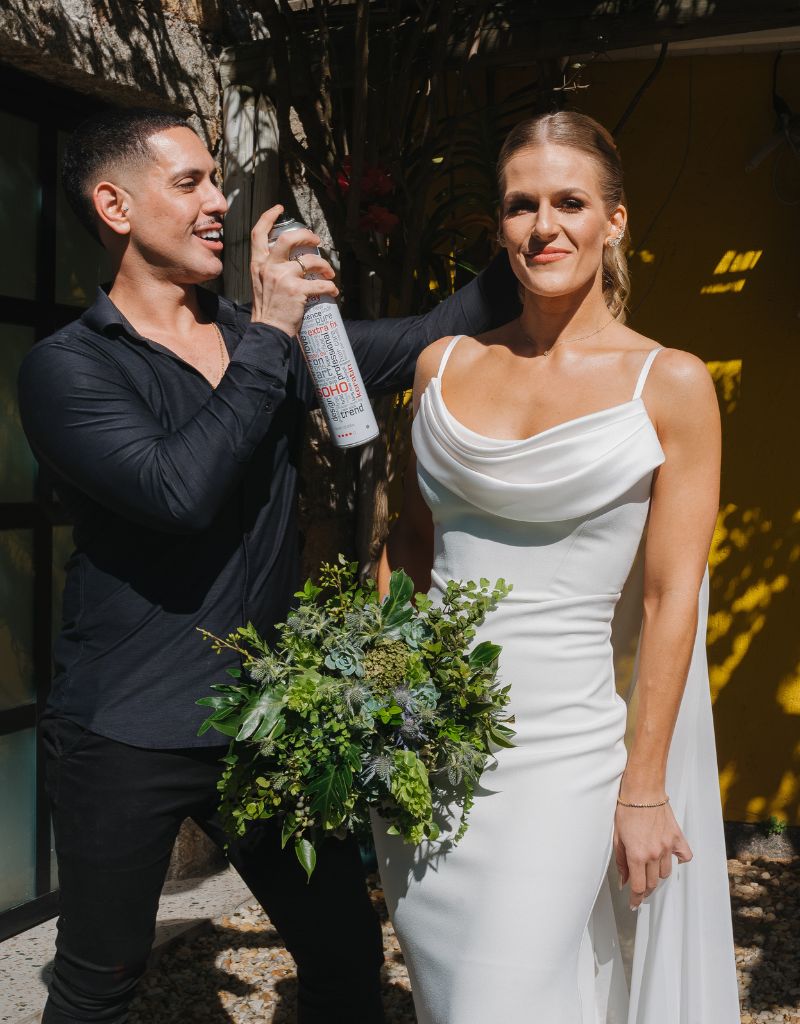 Danylo Monteiro retocando o penteado da noiva