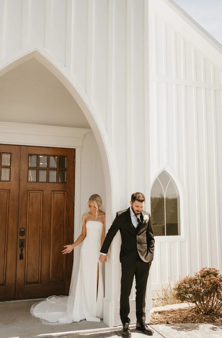 First touch na capela com noivos orando