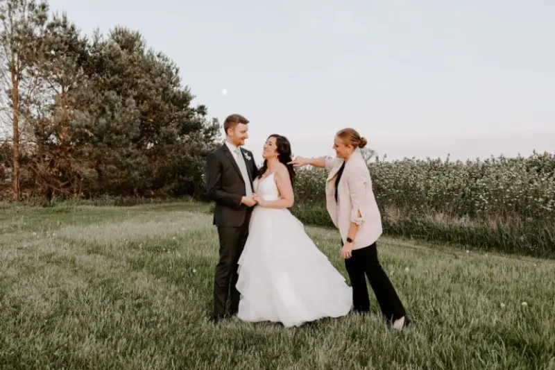 assessora de casamento ao lado dos noivos