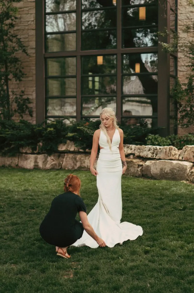 assessoria do dia arrumando o vestido da noiva